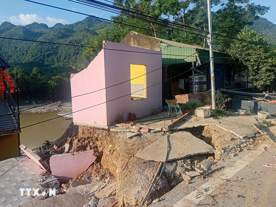 Sạt lở đường Quốc lộ 217, đoạn qua xã Trung Hạ, tỉnh Thanh Hóa. (Ảnh: Nguyễn Nam/TTXVN)