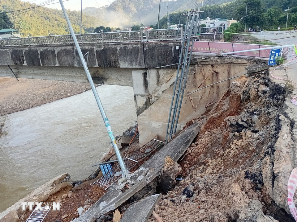 Sạt lở bờ sông Lò, thuộc đường Quốc lộ 217, đoạn qua xã Quan Sơn, tỉnh Thanh Hóa. (Ảnh: Nguyễn Nam/TTXVN)