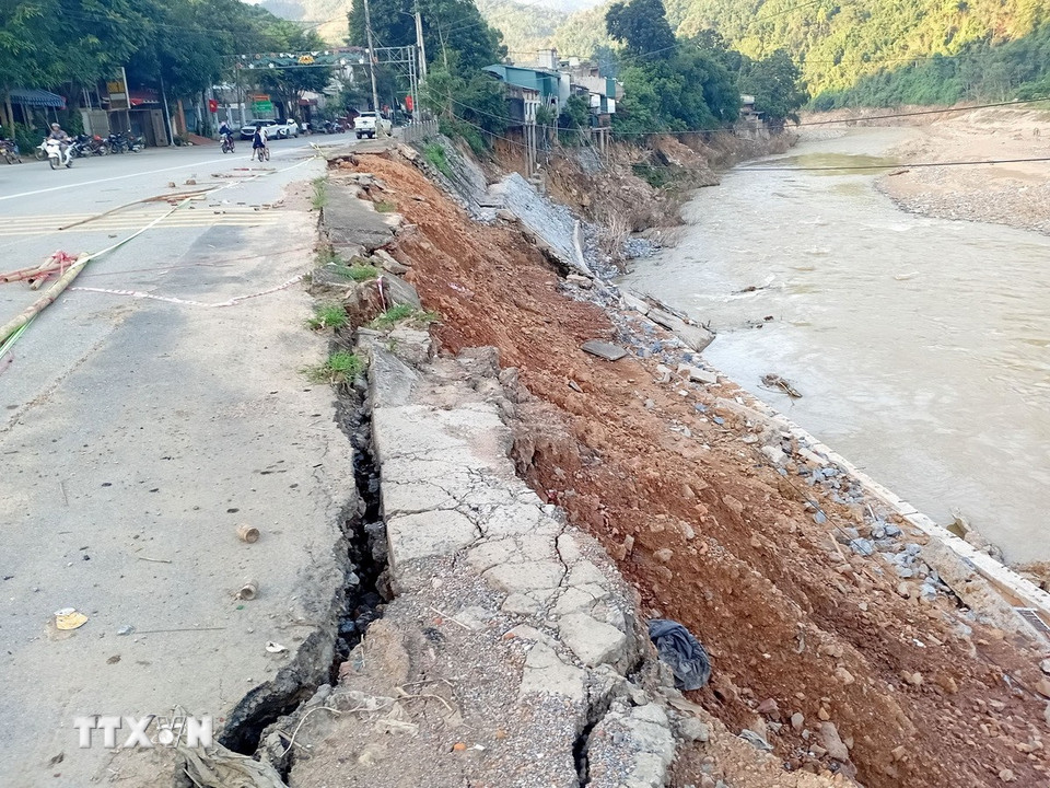 Sạt lở bờ sông Lò, thuộc đường Quốc lộ 217, đoạn qua xã Quan Sơn, tỉnh Thanh Hóa. (Ảnh: Nguyễn Nam/TTXVN)