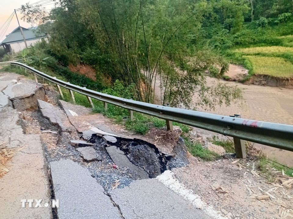 Sạt lở đường Quốc lộ 217 đoạn qua xã biên giới Sơn Điện, tỉnh Thanh Hóa. (Ảnh: Nguyễn Nam/TTXVN)