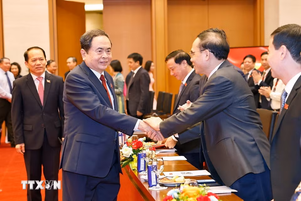 Chủ tịch Quốc hội Trần Thanh Mẫn với đại biểu. (Ảnh: Doãn Tấn/TTXVN)