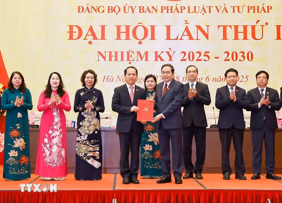 Chủ tịch Quốc hội Trần Thanh Mẫn trao Quyết định, tặng hoa của Ban Thường vụ Đảng ủy Quốc hội chỉ định Ban Chấp hành Đảng bộ, Ban Thường vụ Đảng ủy, Bí thư, Phó Bí thư, Ủy ban Kiểm tra, Chủ nhiệm, Phó Chủ nhiệm Ủy ban Kiểm tra Đảng ủy Ủy ban Tư pháp và Pháp luật nhiệm kỳ 2025-2030. (Ảnh: Doãn Tấn/TTXVN)