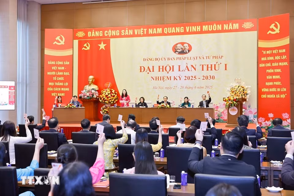 Đại hội biểu quyết thông qua chương trình đại hội. (Ảnh: Doãn Tấn/TTXVN)