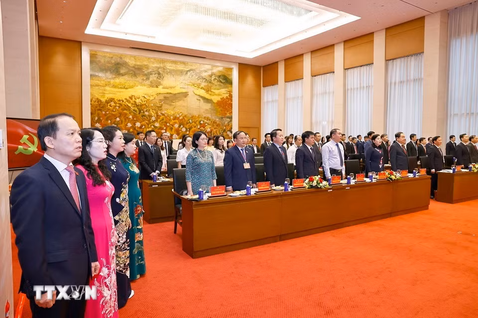 Chủ tịch Quốc hội Trần Thanh Mẫn và đại biểu thực hiện nghi thức chào cờ. (Ảnh: Doãn Tấn/TTXVN)