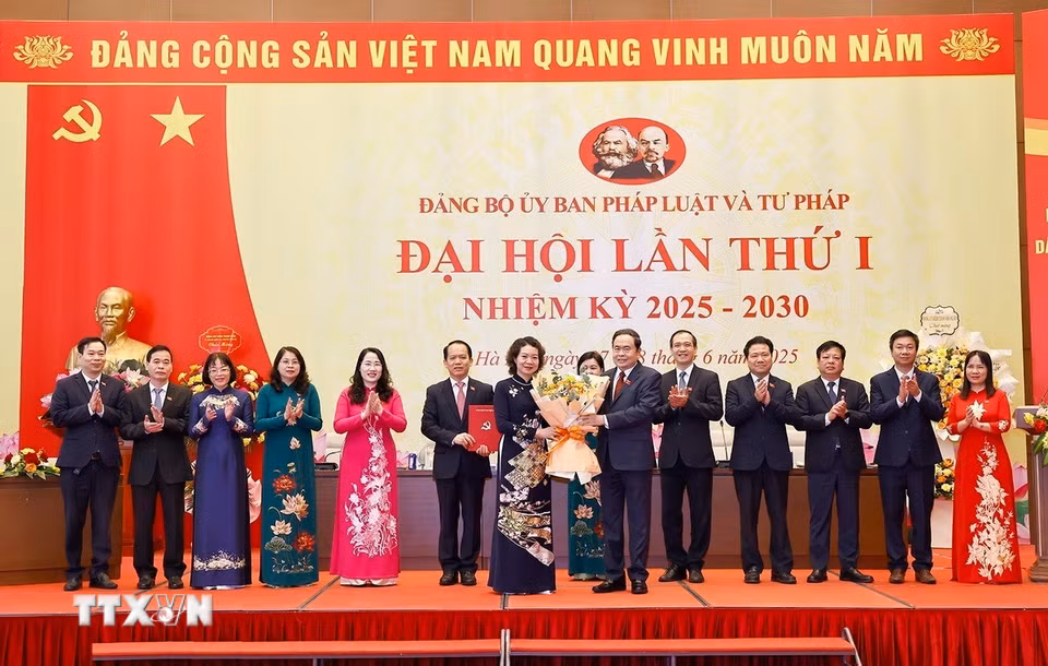 Chủ tịch Quốc hội Trần Thanh Mẫn trao Quyết định, tặng hoa của Ban Thường vụ Đảng ủy Quốc hội chỉ định Ban Chấp hành Đảng bộ, Ban Thường vụ Đảng ủy, Bí thư, Phó Bí thư, Ủy ban Kiểm tra, Chủ nhiệm, Phó Chủ nhiệm Ủy ban Kiểm tra Đảng ủy Ủy ban Tư pháp và Pháp luật nhiệm kỳ 2025-2030. (Ảnh: Doãn Tấn/TTXVN)