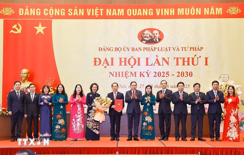 Chủ tịch Quốc hội Trần Thanh Mẫn trao Quyết định, tặng hoa của Ban Thường vụ Đảng ủy Quốc hội chỉ định Ban Chấp hành Đảng bộ, Ban Thường vụ Đảng ủy, Bí thư, Phó Bí thư, Ủy ban Kiểm tra, Chủ nhiệm, Phó Chủ nhiệm Ủy ban Kiểm tra Đảng ủy Ủy ban Tư pháp và Pháp luật nhiệm kỳ 2025-2030. (Ảnh: Doãn Tấn/TTXVN)