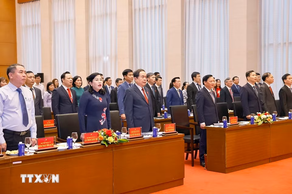 Chủ tịch Quốc hội Trần Thanh Mẫn và đại biểu thực hiện nghi thức chào cờ. (Ảnh: Doãn Tấn/TTXVN)