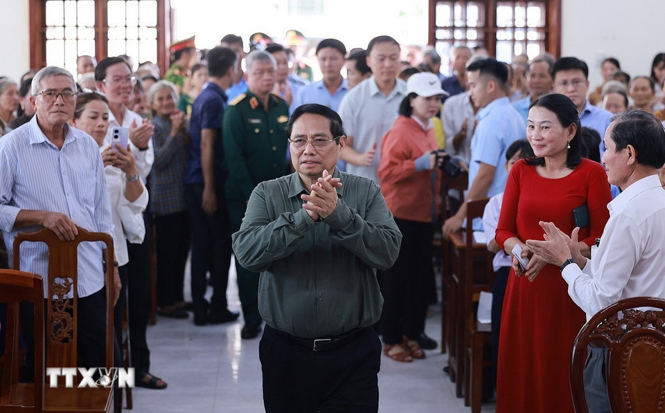 Thủ tướng Phạm Minh Chính đến dự Ngày hội Đại đoàn kết toàn dân tộc tại Khu dân cư Thắng Kiên, xã Đề Gi (Gia Lai). (Ảnh: Dương Giang/TTXVN)