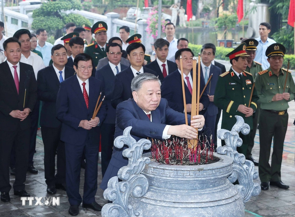 Sáng 1/7/2025, Tổng Bí thư Tô Lâm cùng các đồng chí lãnh đạo, nguyên lãnh đạo Đảng Nhà nước dâng hoa tại tượng đài Tổng Bí thư Nguyễn Văn Linh và dâng hương tại Khu Di tích lưu niệm Tổng Bí thư Nguyễn Văn Linh tại tỉnh Hưng Yên. (Ảnh: Thống Nhất/TTXVN)