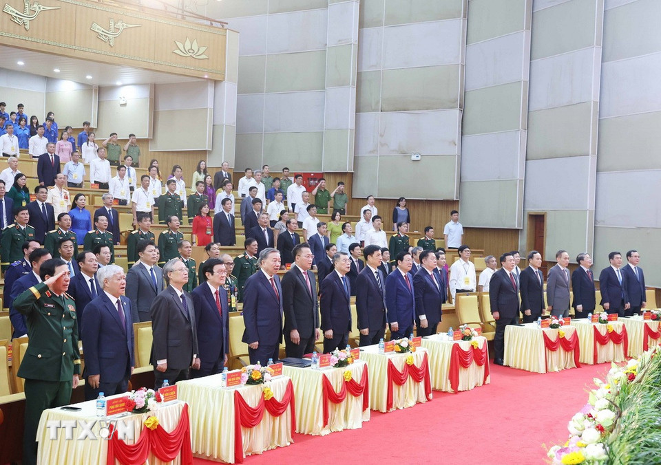 Tổng Bí thư Tô Lâm cùng các đồng chí lãnh đạo, nguyên lãnh đạo Đảng Nhà nước thực hiện nghi lễ chào cờ. (Ảnh: Thống Nhất/TTXVN)