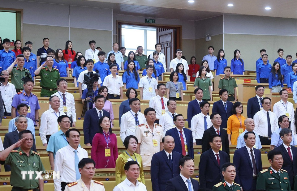 Các đại biểu thực hiện nghi lễ chào cờ. (Ảnh: Thống Nhất/TTXVN)