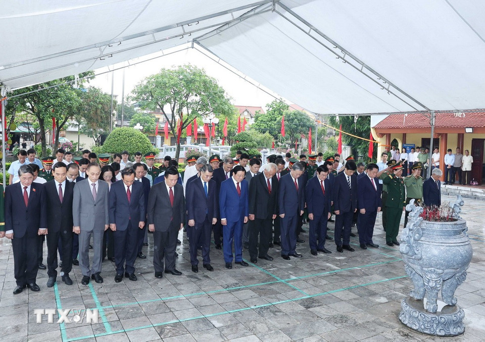 Tổng Bí thư Tô Lâm các đồng chí lãnh đạo, nguyên lãnh đạo Đảng Nhà nước dâng hương tại Nhà tưởng niệm Tổng Bí thư Nguyễn Văn Linh tại xã Nguyễn Văn Linh, tỉnh Hưng Yên. (Ảnh: Thống Nhất/ TTXVN)