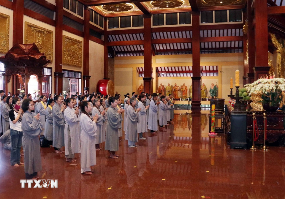 Đông đảo Phật tử đã đến Việt Nam Quốc tự cùng các chư tôn đức giáo phẩm Giáo hội Phật giáo Việt Nam Thành phố Hồ Chí Minh trang trọng thực hiện nghi lễ tâm linh, cầu quốc thái dân an. (Ảnh: Xuân Khu/TTXVN)