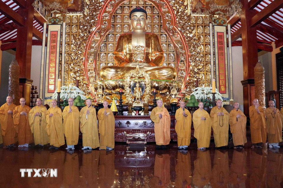Các chư tôn đức giáo phẩm Giáo hội Phật giáo Việt Nam Thành phố Hồ Chí Minh trang trọng thực hiện nghi lễ tâm linh, cầu quốc thái dân an. (Ảnh: Xuân Khu/TTXVN)