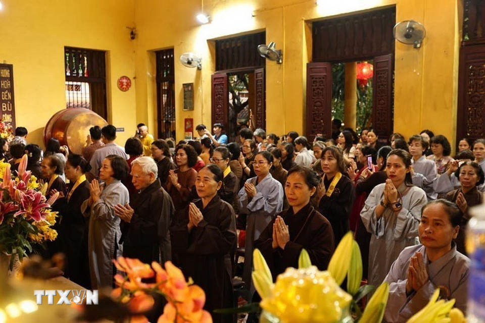 Tăng, Ni, Phật tử cầu cho đất nước bước vào giai đoạn phát triển mới được hanh thông, vạn sự như ý. (Ảnh: Minh Đức/TTXVN)