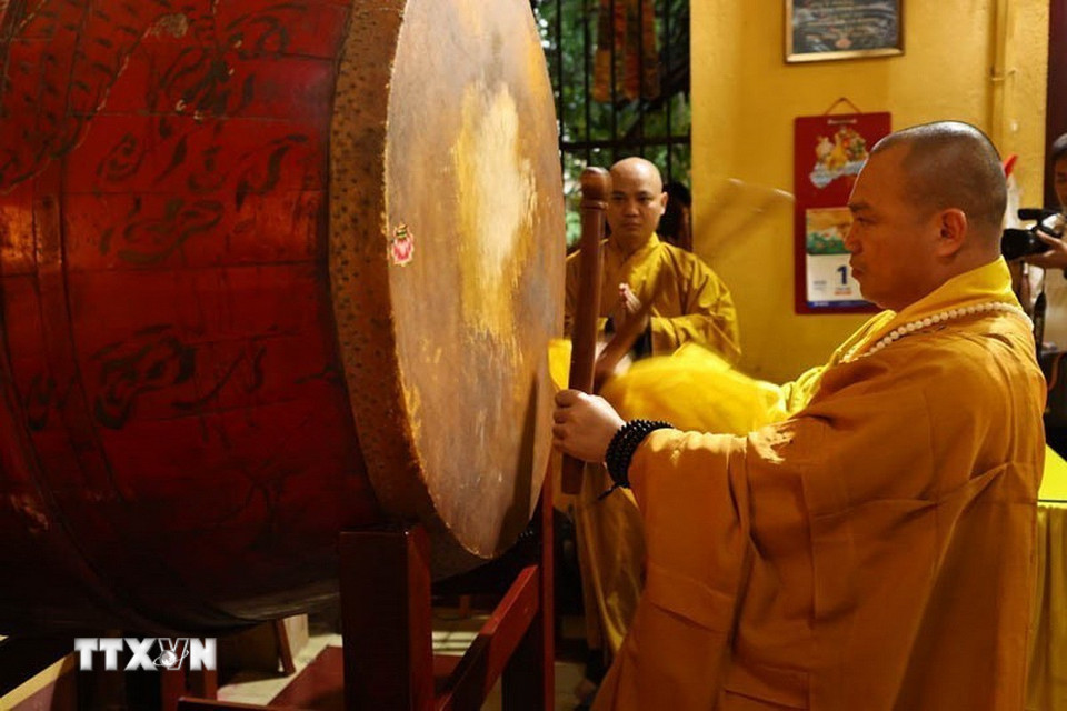 Tại chùa Quán Sứ (Hà Nội) - trụ sở của Trung ương Giáo hội hội Phật giáo Việt Nam, đúng 6 giờ sáng, sư tăng cử ba hồi chuông trống bát nhã. (Ảnh: Minh Đức/TTXVN)