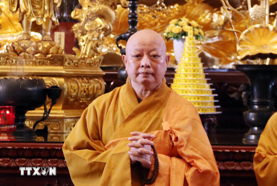 Hòa thượng Thích Lệ Trang, Phó Chủ tịch Hội đồng Trị sự, Trưởng Ban Nghi lễ Trung ương Giáo hội Phật giáo Việt Nam, Chủ tịch Ban Trị sự Giáo hội Phật giáo Việt Nam Thành phố Hồ Chí Minh làm chủ lễ. (Ảnh: Xuân Khu/TTXVN)