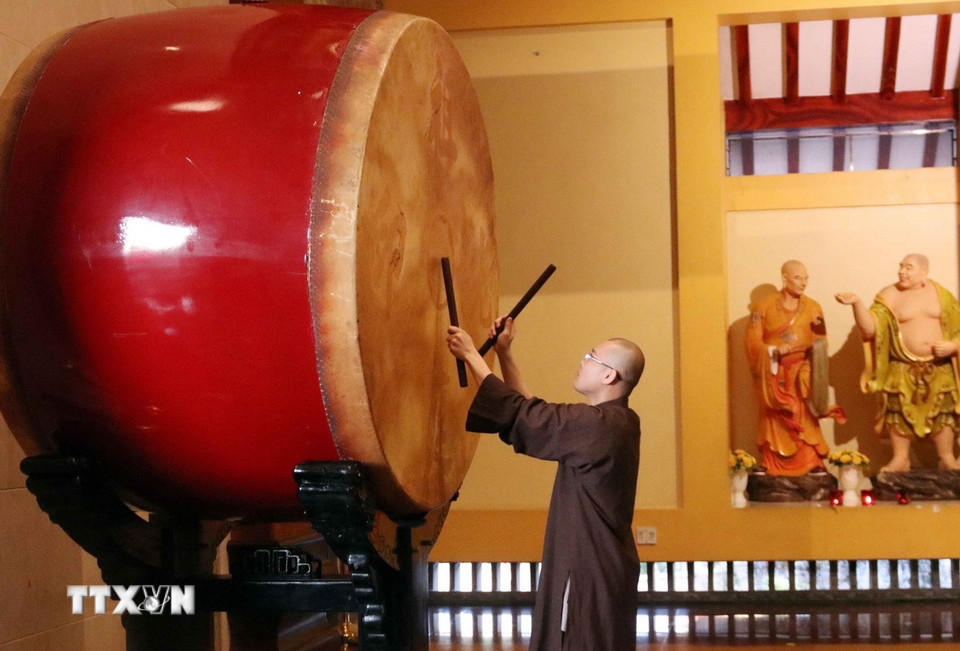 Đúng 6 giờ ngày 1/7/2025, ngày làm việc đầu tiên của mô hình chính quyền địa phương 2 cấp, cùng các chùa, cơ sở tự viện trên cả nước, các chư Tăng của Việt Nam Quốc tự (Thành phố Hồ Chí Minh) đã cử hành đánh ba hồi trống Bát nhã cầu quốc thái dân an. (Ảnh: Xuân Khu/TTXVN)