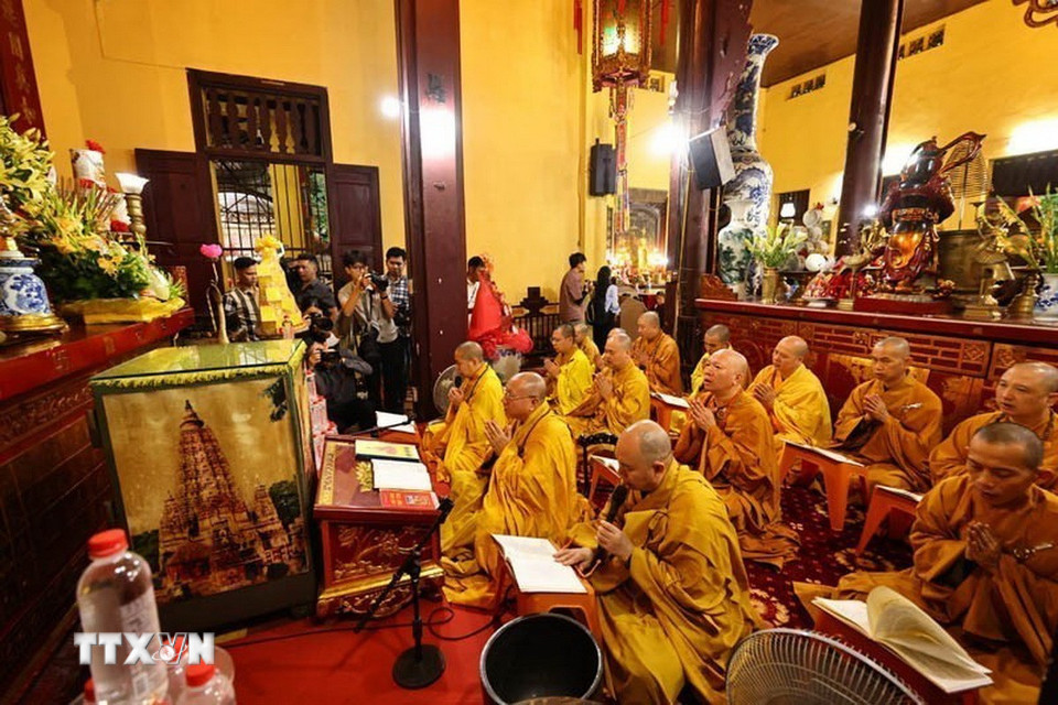 Sư tăng tụng kinh cầu nguyện hòa bình, tạo nên trường lực thanh tịnh, lan tỏa năng lượng từ bi và trí tuệ đến muôn phương. (Ảnh: Minh Đức/TTXVN)