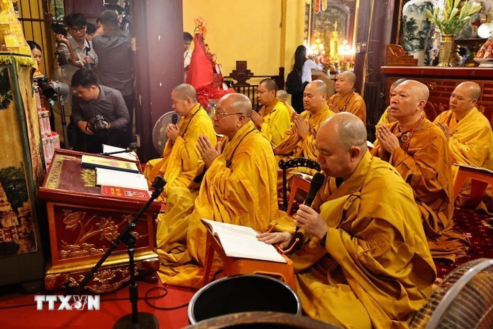 Các hòa thượng tụng kinh cầu nguyện hòa bình, tạo nên trường lực thanh tịnh, lan tỏa năng lượng từ bi và trí tuệ đến muôn phương. (Ảnh: Minh Đức/TTXVN)