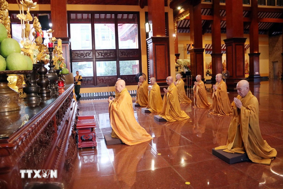 Cùng các chùa, cơ sở tự viện trên cả nước, tại Việt Nam Quốc tự, các chư tôn đức giáo phẩm Giáo hội Phật giáo Việt Nam Thành phố Hồ Chí Minh trang trọng thực hiện nghi lễ tâm linh, cầu quốc thái dân an. (Ảnh: Xuân Khu/TTXVN)