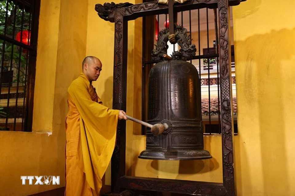 Ba hồi chuông, trống bát nhã vang lên vào đúng thời khắc 06 giờ - thời điểm chính thức vận hành mô hình chính quyền địa phương hai cấp tại các tỉnh, thành phố trong cả nước. (Ảnh: Minh Đức/TTXVN)