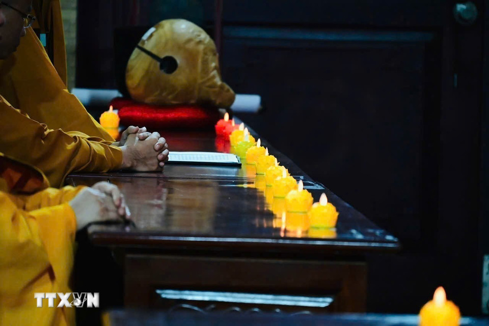 Thắp nến cầu nguyện quốc thái dân an. (Ảnh: TTXVN phát)