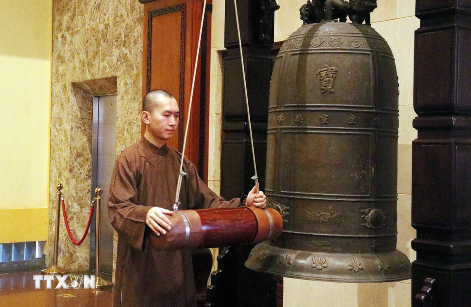 Đúng 6 giờ ngày 1/7/2025, ngày làm việc đầu tiên của mô hình chính quyền địa phương 2 cấp, cùng các chùa, cơ sở tự viện trên cả nước, các chư Tăng của Việt Nam Quốc tự đã cử hành đánh ba hồi chuông Bát nhã cầu quốc thái dân an. (Ảnh: Xuân Khu/TTXVN)