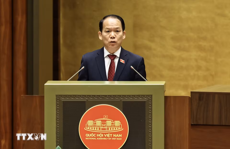 Bộ trưởng Bộ Tư pháp Hoàng Thanh Tùng trình bày Tờ trình về 03 dự án: Luật Phổ biến, giáo dục pháp luật; Luật sửa đổi, bổ sung một số điều của Luật Trách nhiệm bồi thường của Nhà nước; Luật Hòa giải ở cơ sở (sửa đổi). (Ảnh: Minh Đức/TTXVN)