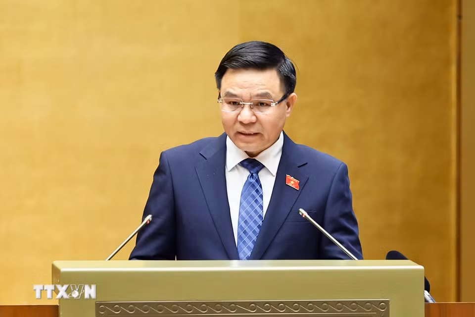 Bộ trưởng Bộ Công Thương Lê Mạnh Hùng, thừa ủy quyền của Thủ tướng Chính phủ trình bày Tờ trình về dự án Luật Dầu khí (sửa đổi). (Ảnh: Doãn Tấn/TTXVN) ​ ​