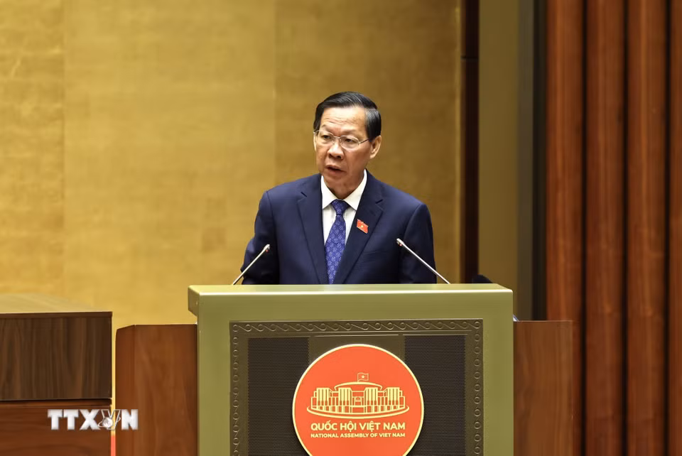 Chủ nhiệm Ủy ban Kinh tế và Tài chính của Quốc hội Phan Văn Mãi trình bày Báo cáo thẩm tra về một số dự án Luật. (Ảnh: Minh Đức/TTXVN)