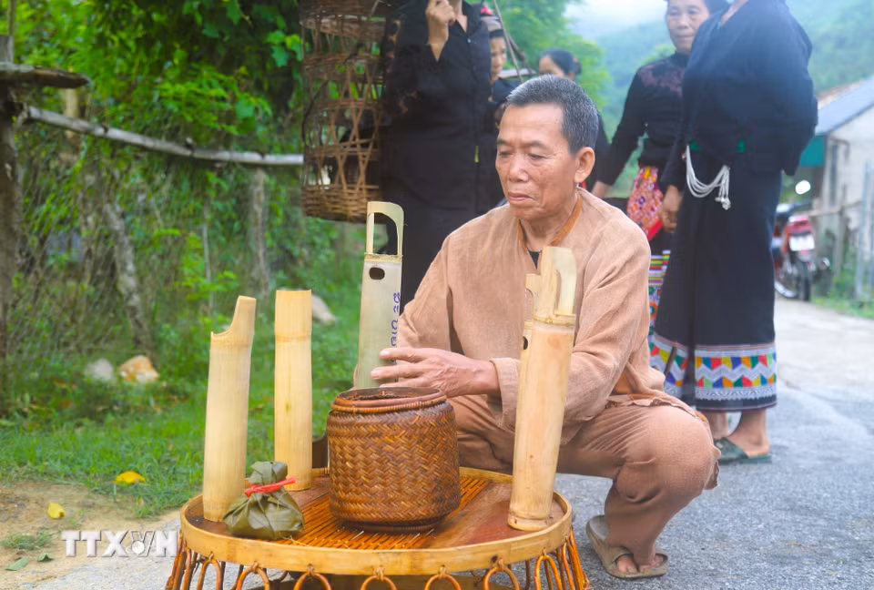 Trang phục truyền thống của người đàn ông Ơ Đu (quần dài và áo dài tay) thường được làm từ vải tự dệt và nhuộm màu tự nhiên, cả quần và áo đều đồng màu, màu chàm đặc trưng. (Ảnh: Xuân Tiến/TTXVN)