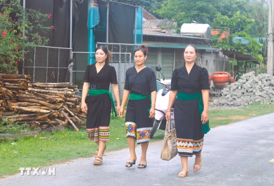 Phụ nữ bản Văng Môn (xã Nga My, tỉnh Nghệ An) trong trang phục truyền thống của người phụ nữ Ơ Đu với váy, áo màu đen, kiểu dáng đơn giản nhưng tinh tế; dây thắt lưng màu xanh. Tất cả được làm thủ công từ vải sợi bông tự dệt. (Ảnh: Xuân Tiến/TTXVN)