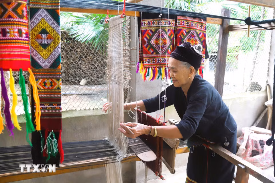Để làm ra một bộ trang phục truyền thống của người Ơ Đu cần sự kiên trì, tỉ mỉ và mất nhiều thời gian vì các công đoạn đều phải dệt bằng thủ công. (Ảnh: Xuân Tiến/TTXVN)