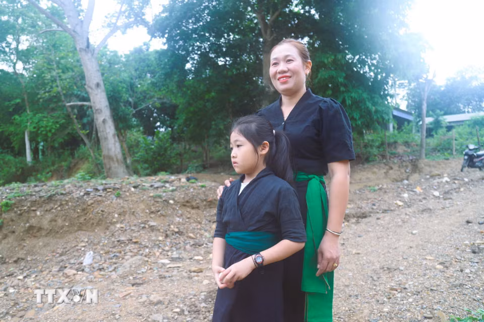 Hai mẹ con người Ơ Đu trong trang phục truyền thống của dân tộc mình. (Ảnh: Xuân Tiến/TTXVN)