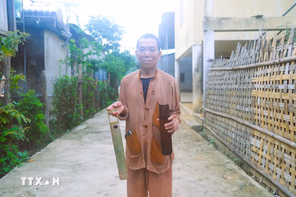 Người đàn ông trong bộ trang phục truyền thống của nam giới Ơ Đu. Áo, quần của đàn ông Ơ Đu thiết kế khá giản dị, chú trọng đến sự thoải mái trong lao động, sinh hoạt. (Ảnh: Xuân Tiến/TTXVN)