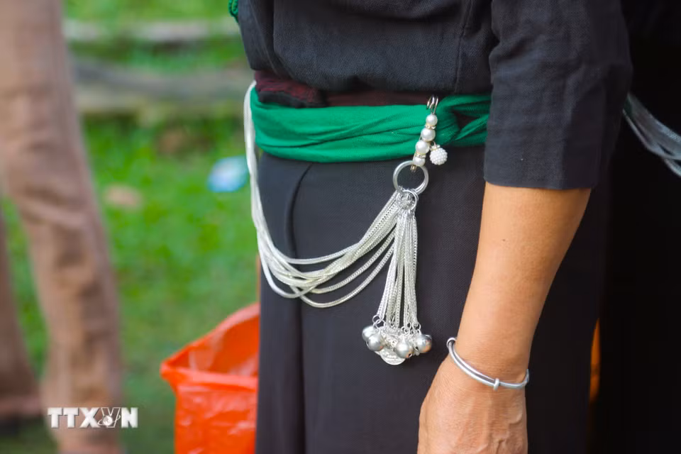 Phụ nữ dân tộc Ơ Đu còn dùng xà tích (bộ dây chuyền hoặc một chuỗi các vật phẩm nhỏ, thường được làm bằng bạc) làm trang sức đeo quanh nơi eo và đeo vòng bạc ở cổ tay để làm đẹp. (Ảnh: Xuân Tiến/TTXVN)