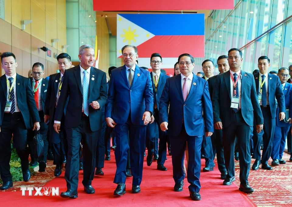 Thủ tướng Phạm Minh Chính và Thủ tướng Malaysia Anwar Ibrahim đến dự phiên Đối thoại của lãnh đạo ASEAN với thanh niên ASEAN. (Ảnh: Dương Giang/TTXVN)