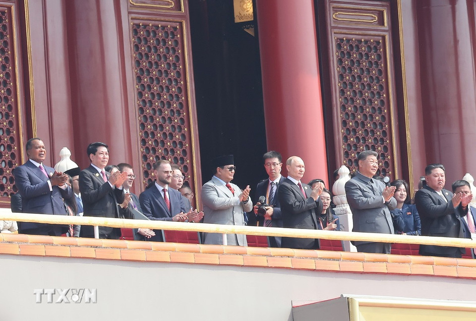 Chủ tịch nước Lương Cường cùng lãnh đạo các nước dự Lễ kỷ niệm 80 năm Chiến thắng phátxít của nhân dân thế giới trên Quảng trường Thiên An Môn. (Ảnh: Lâm Khánh/TTXVN)