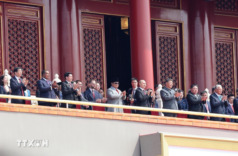 Chủ tịch nước Lương Cường cùng lãnh đạo các nước dự Lễ kỷ niệm 80 năm Chiến thắng phátxít của nhân dân thế giới trên Quảng trường Thiên An Môn. (Ảnh: Lâm Khánh/TTXVN)