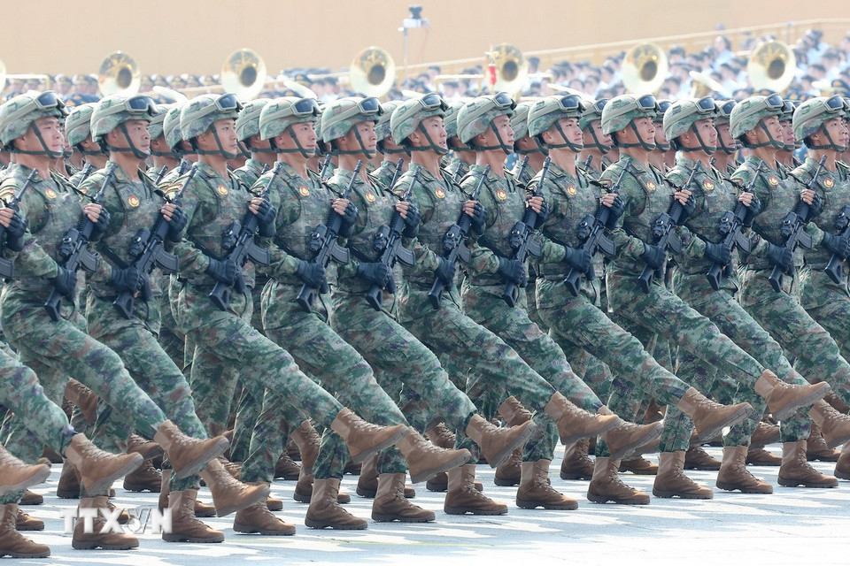 Quân đội Trung Quốc duyệt binh trên Quảng trường Thiên An Môn, kỷ niệm 80 năm Chiến thắng phátxít của nhân dân thế giới. (Ảnh: Lâm Khánh/TTXVN)