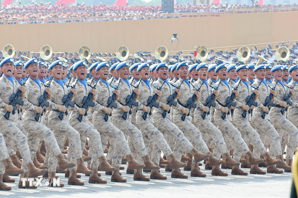 Quân đội Trung Quốc duyệt binh trên Quảng trường Thiên An Môn, kỷ niệm 80 năm Chiến thắng phátxít của nhân dân thế giới. (Ảnh: Lâm Khánh/TTXVN)