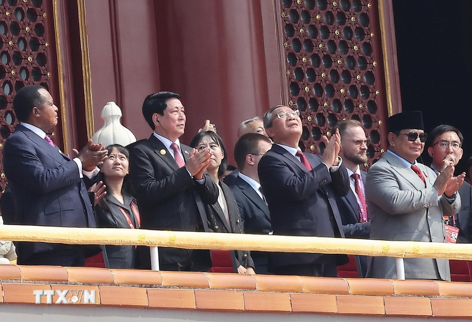 Chủ tịch nước Lương Cường cùng lãnh đạo các nước dự Lễ kỷ niệm 80 năm Chiến thắng phátxít của nhân dân thế giới trên Quảng trường Thiên An Môn. (Ảnh: Lâm Khánh/TTXVN)