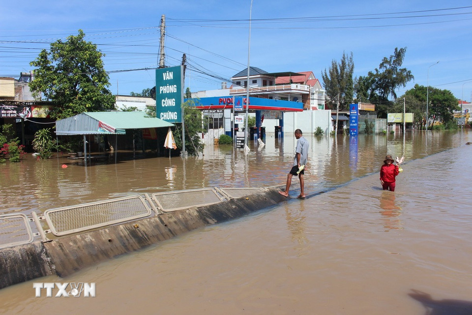 Tuyến quốc lộ 1A đoạn phường Hàm Thắng bị ngập sâu trong nước lũ. (Ảnh: Hồng Hiếu/TTXVN)