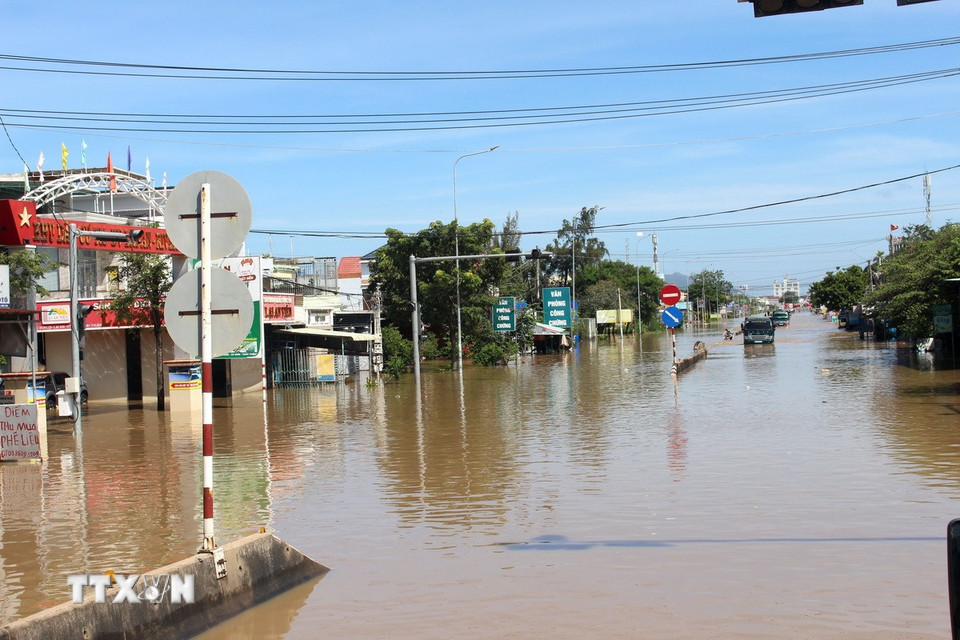 Tuyến quốc lộ 1A qua địa bàn phường bị ngập sâu. (Ảnh: Hồng Hiếu/TTXVN)