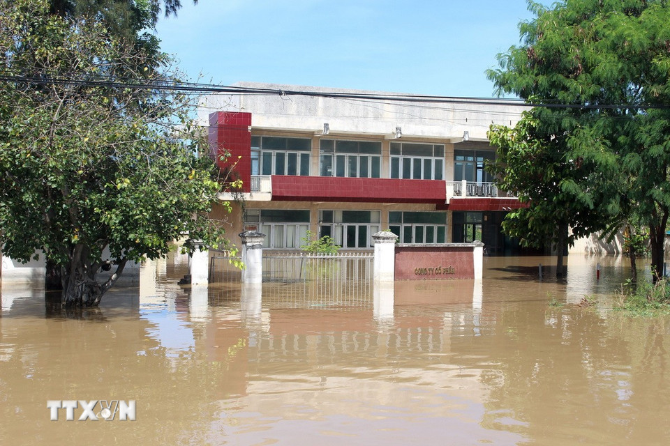 Tính đến trưa 5/12, một số nơi ở phường Hàm Thắng vẫn còn ngập sâu. (Ảnh: Hồng Hiếu/TTXVN)