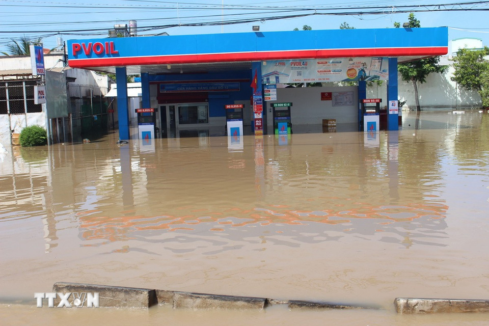 Cây xăng trên địa bàn phường Hàm Thắng bị ngập sâu, tạm dừng hoạt động. (Ảnh: Hồng Hiếu/TTXVN)