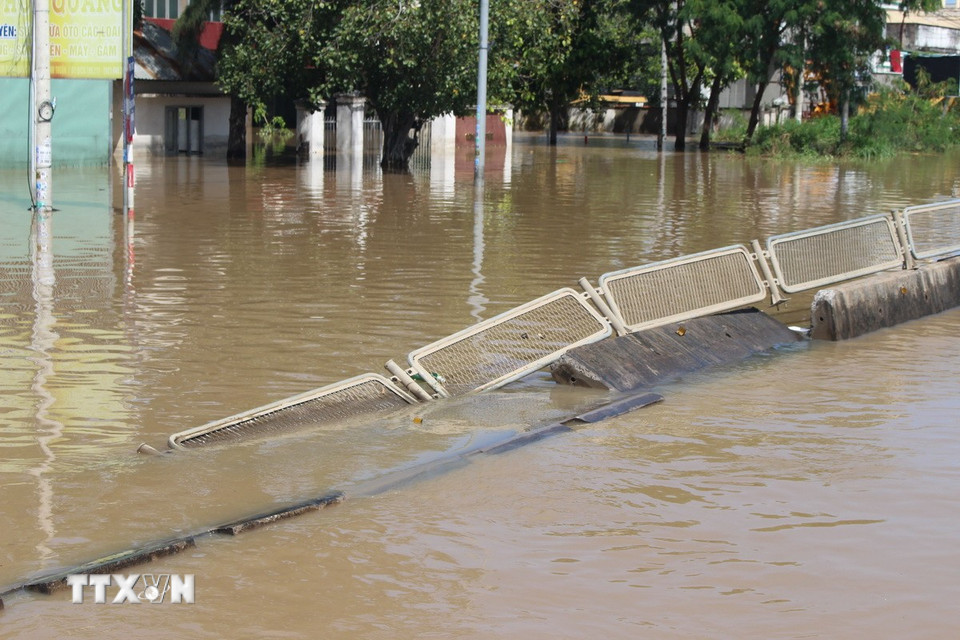 Dải phân cách trên quốc lộ 1A đoạn qua địa bàn phường Hàm Thắng bị nước lũ xô lệch, hư hỏng. (Ảnh: Hồng Hiếu/TTXVN)