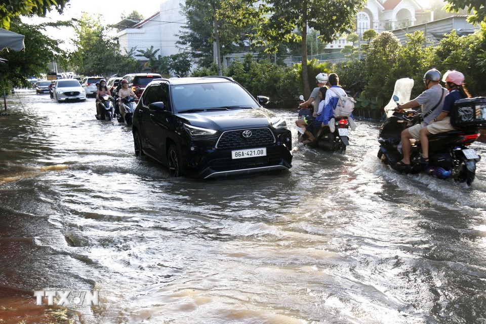 Nhiều tuyến đường tại Lâm Đồng bị ngập, gây khó khăn cho việc lưu thông. (Ảnh: Hồng Hiếu/TTXVN)