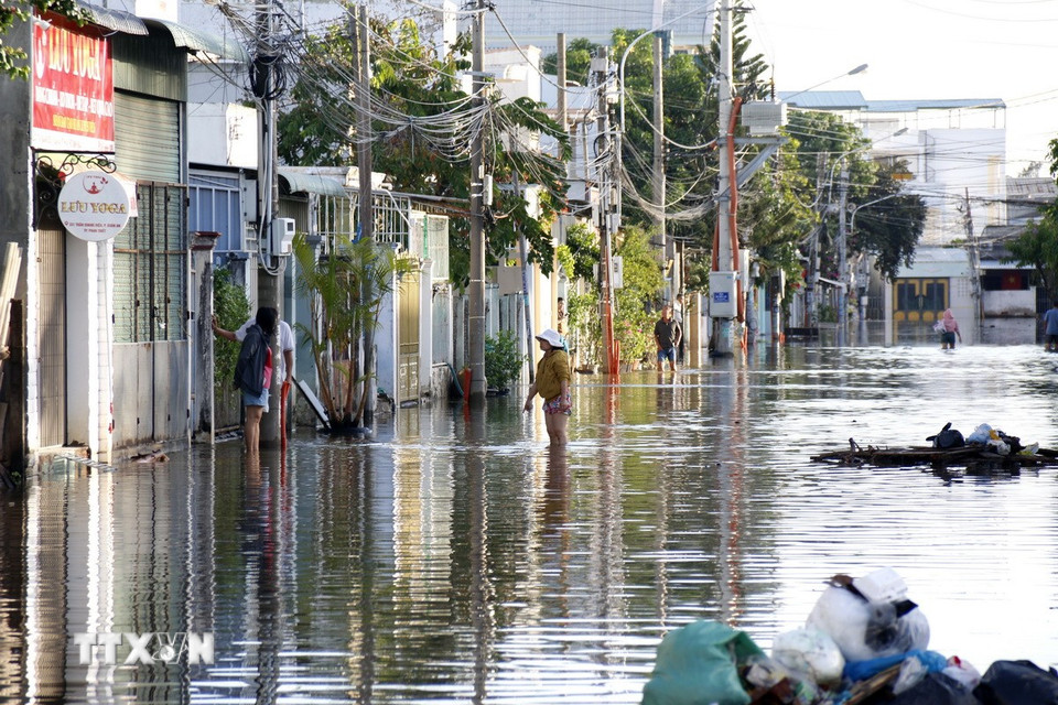 Tuyến đường Trần Quang Diệu, phường Hàm Thắng (Lâm Đồng) bị ngập sâu. (Ảnh: Hồng Hiếu/TTXVN)